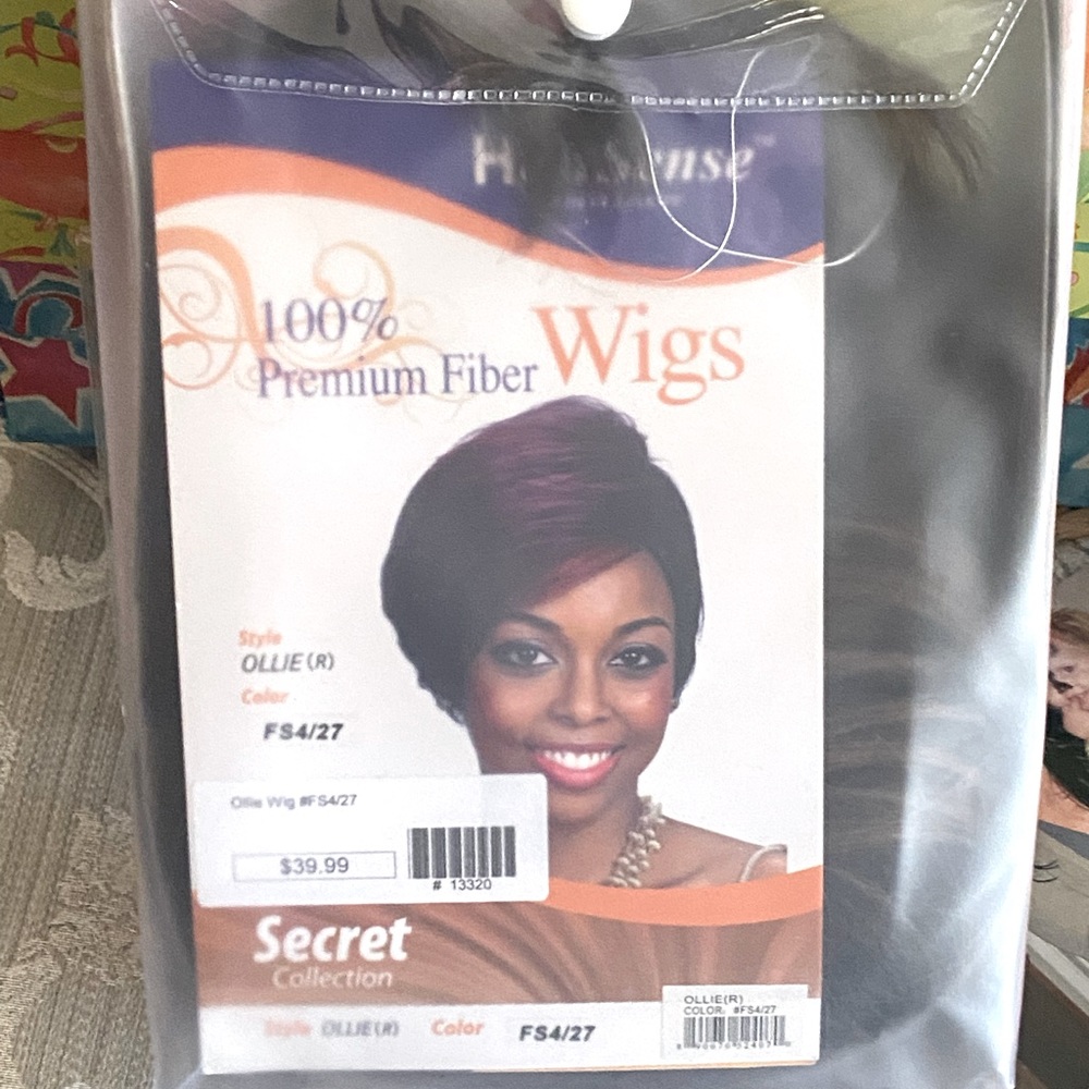 HAIRSENSE PREMIUM SYNTHETIC WIG NEW IN PACKAGE
COLOR IS FS 4/27
STYLE IS OLLIE
